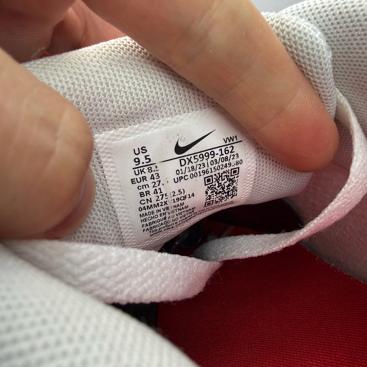 Nike Air Max 90 white trainers with red accents and logo, used condition.