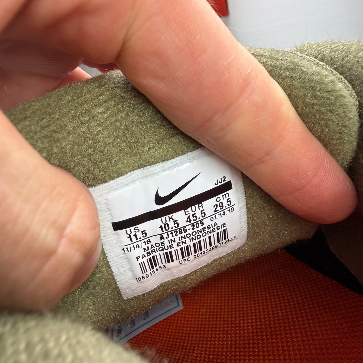 Nike Air Max 90 green trainers with black accents and classic logo detail.
