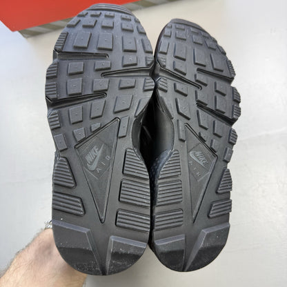 Nike black Air Huarache trainers with anthracite heel tab and distinctive design.