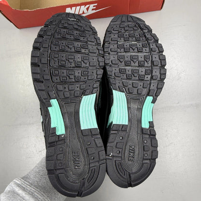 Nike black trainers with Cool Grey and Hyper Turquoise accents, featuring a sleek design.