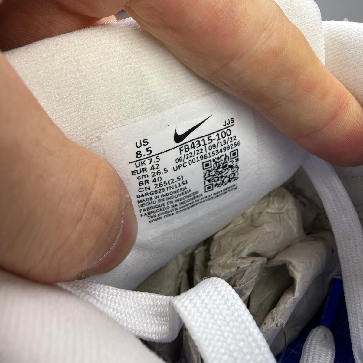 Nike Air Max 90 SE white trainers with orange accents and signature logo.