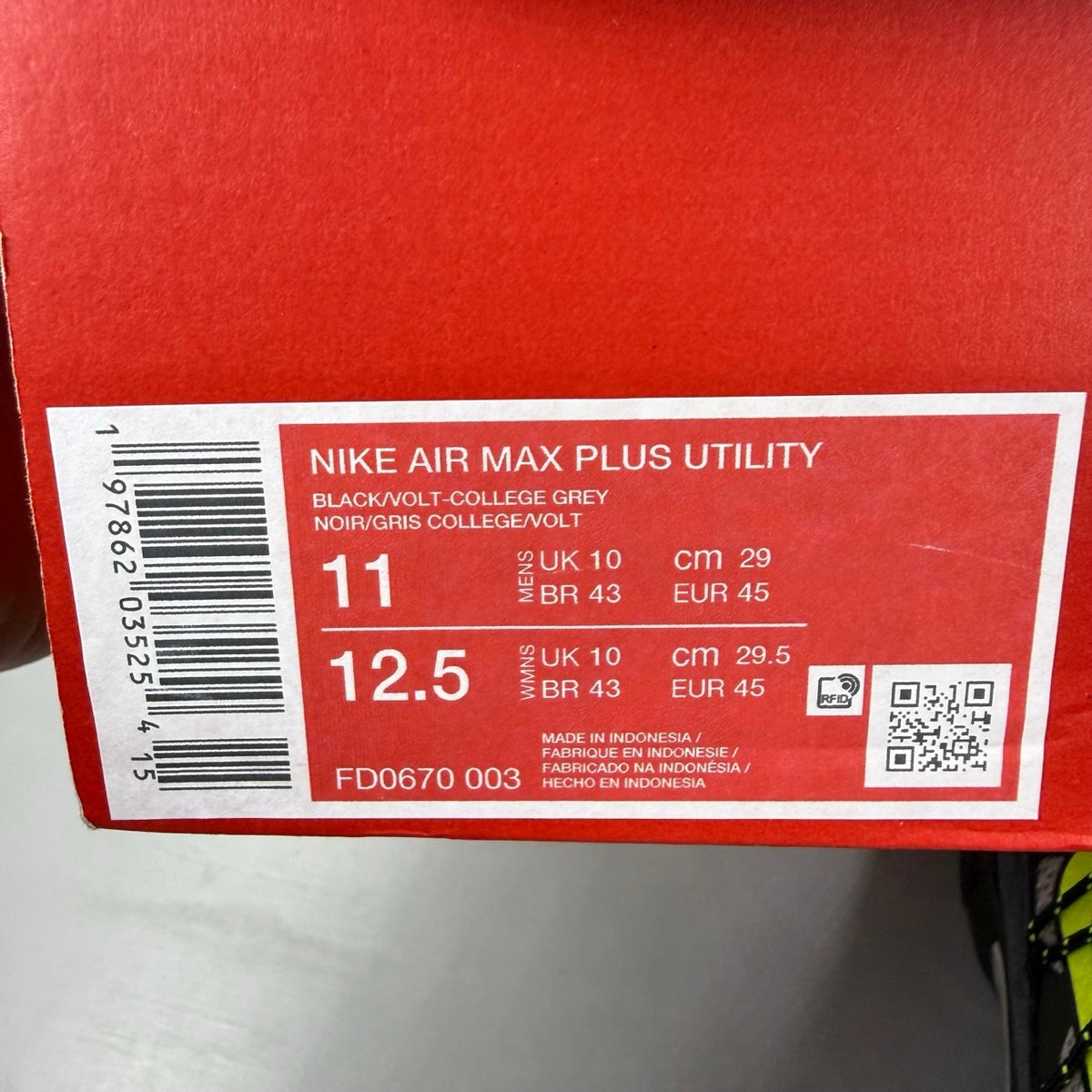 Nike deck shoes black with grey accents and volt detailing, featuring iconic logo.