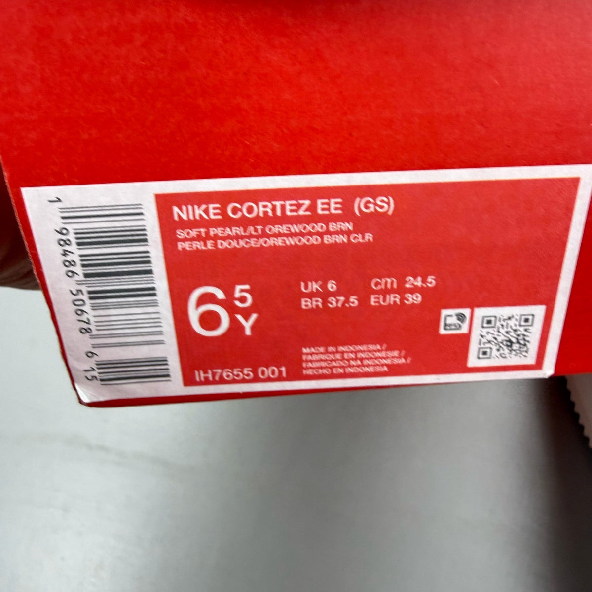 Nike kids trainers white with soft pearl and comet blue accents, classic design.