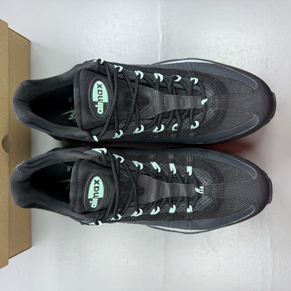 Nike Air Max 95 black trainers with mint foam accents and anthracite detailing.