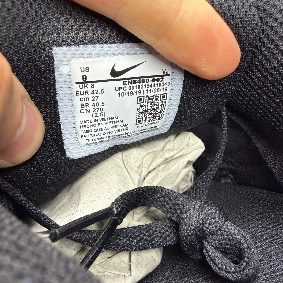 Nike Air Max 90 black trainers with grey accents and signature swoosh logo.