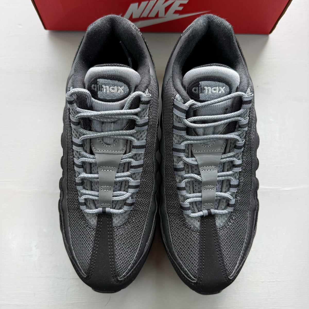 Nike Air Max 95 black trainers with cool grey accents and anthracite detailing.