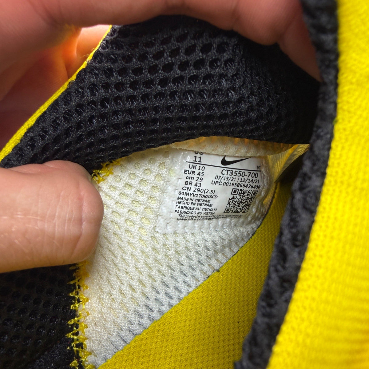 Nike trainers speed yellow with black accents and breathable mesh upper.