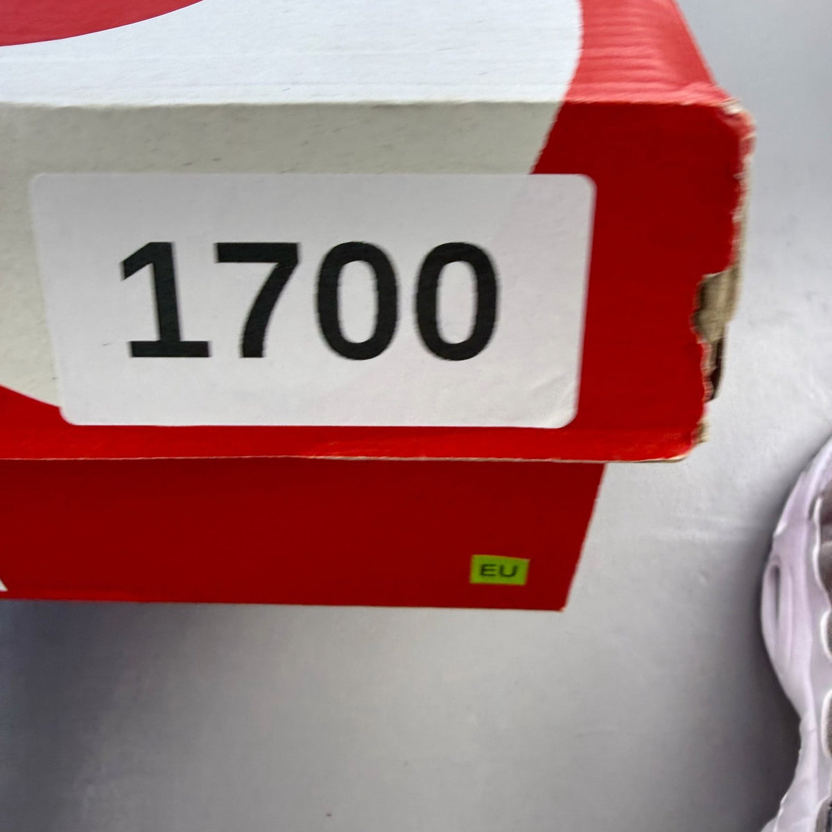 Nike Air Max 95 OG Big Bubble white trainers with hydrangea pattern and logo details.
