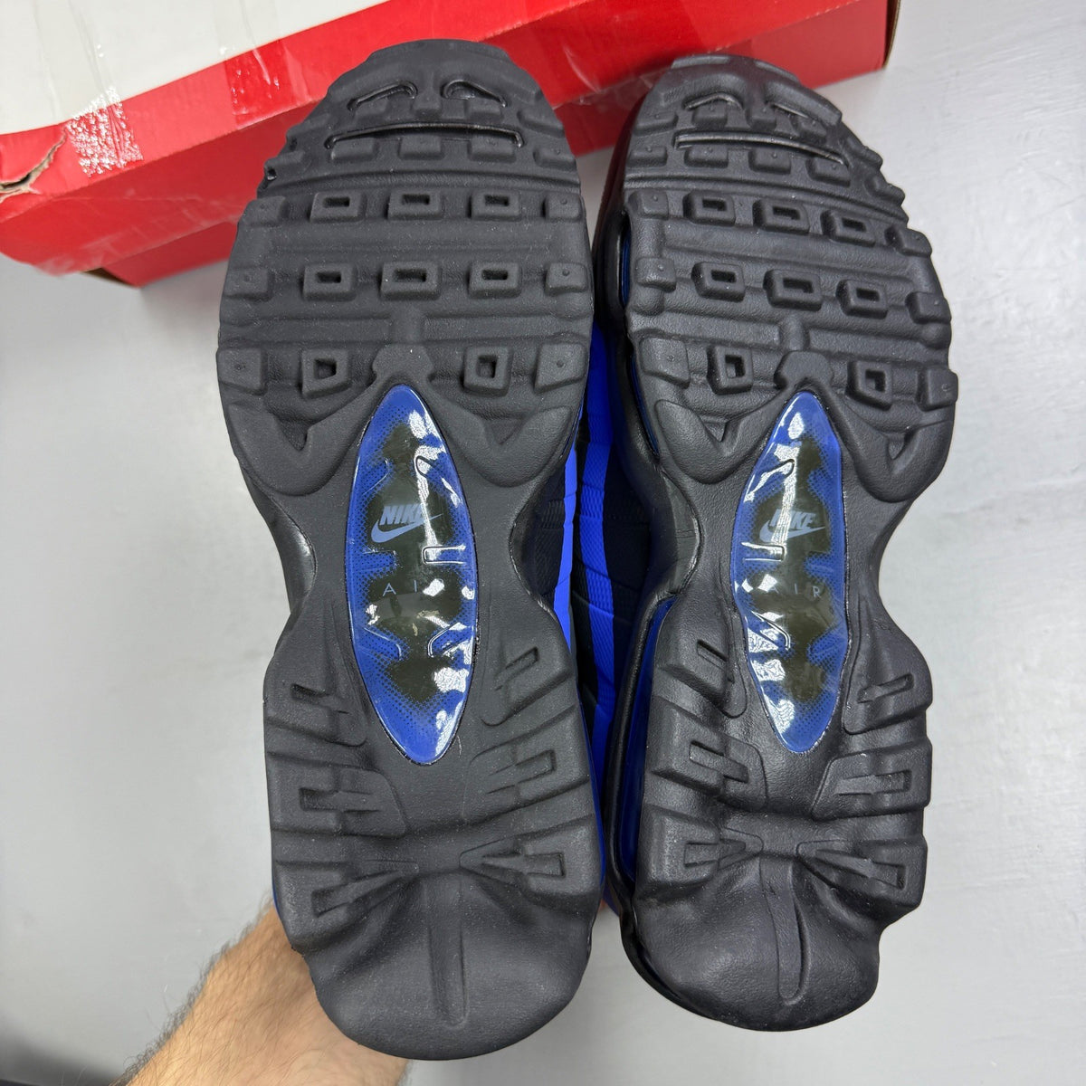 Nike Air Max 95 Ultra black trainers with blue accents and mesh upper.