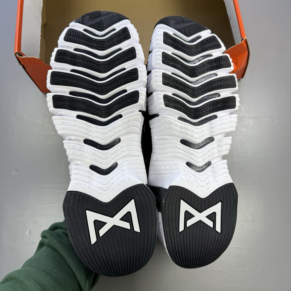 Nike black trainers with white and anthracite accents, featuring a sleek design and logo.