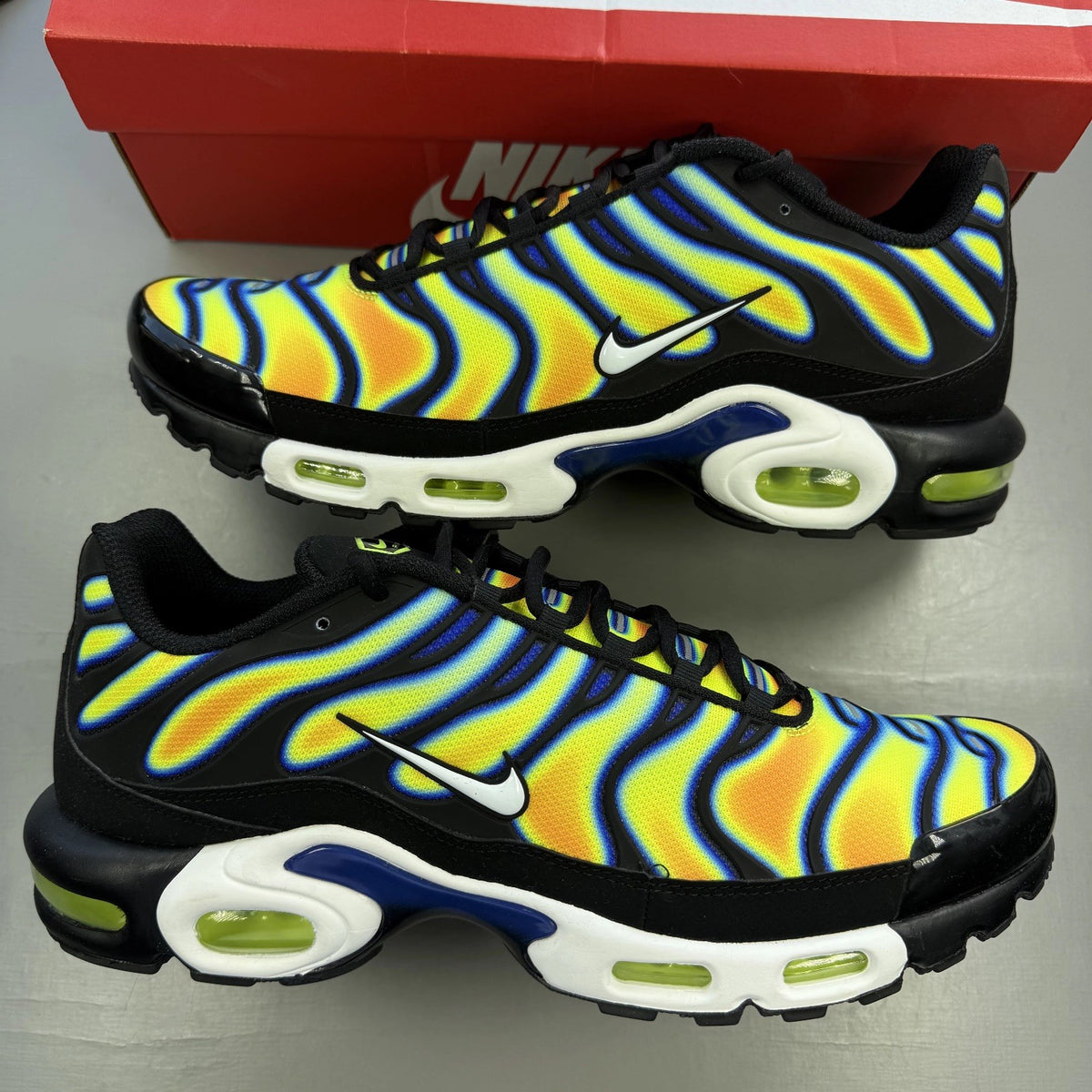 Nike trainers black with yellow heat map pattern and signature swoosh logo.