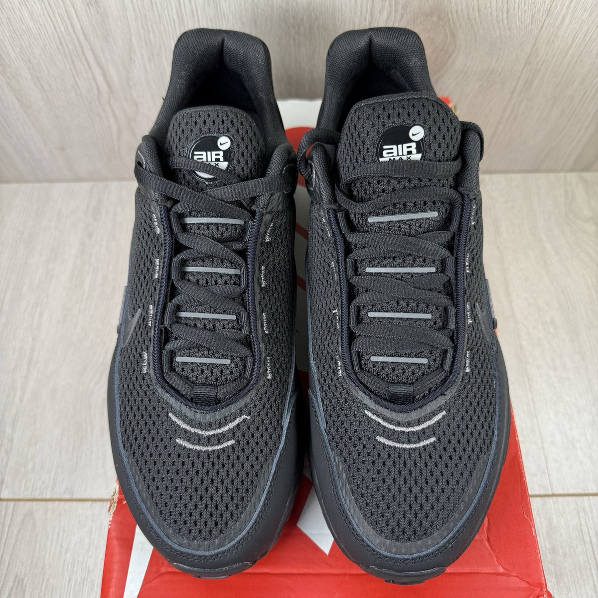 Nike Air Max Pulse trainers black with anthracite accents and signature swoosh logo.