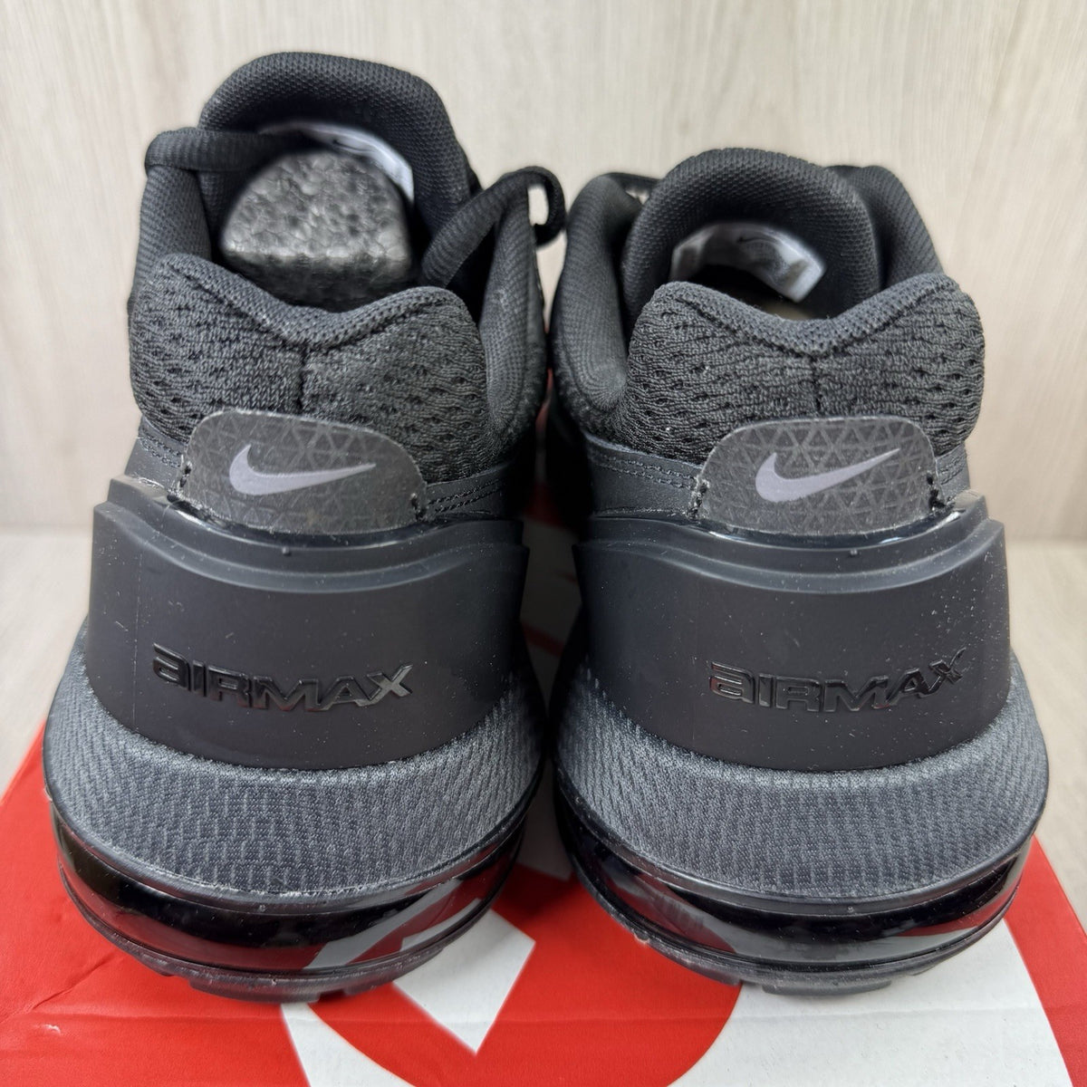 Nike Air Max Pulse trainers black with anthracite accents and signature swoosh logo.