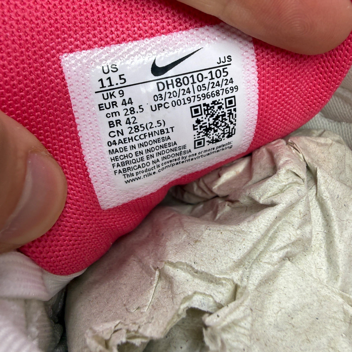 Nike Air Max 90 white trainers with aster pink and black accents, logo on tongue.