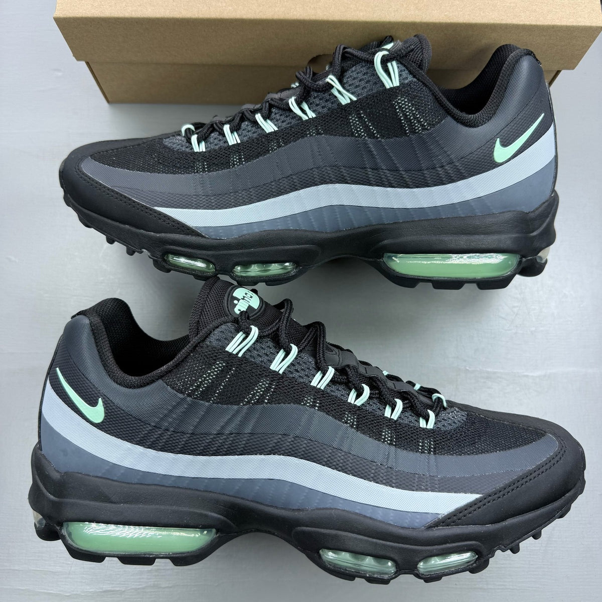 Nike Air Max 95 Ultra black trainers with mint foam accents and anthracite detailing.