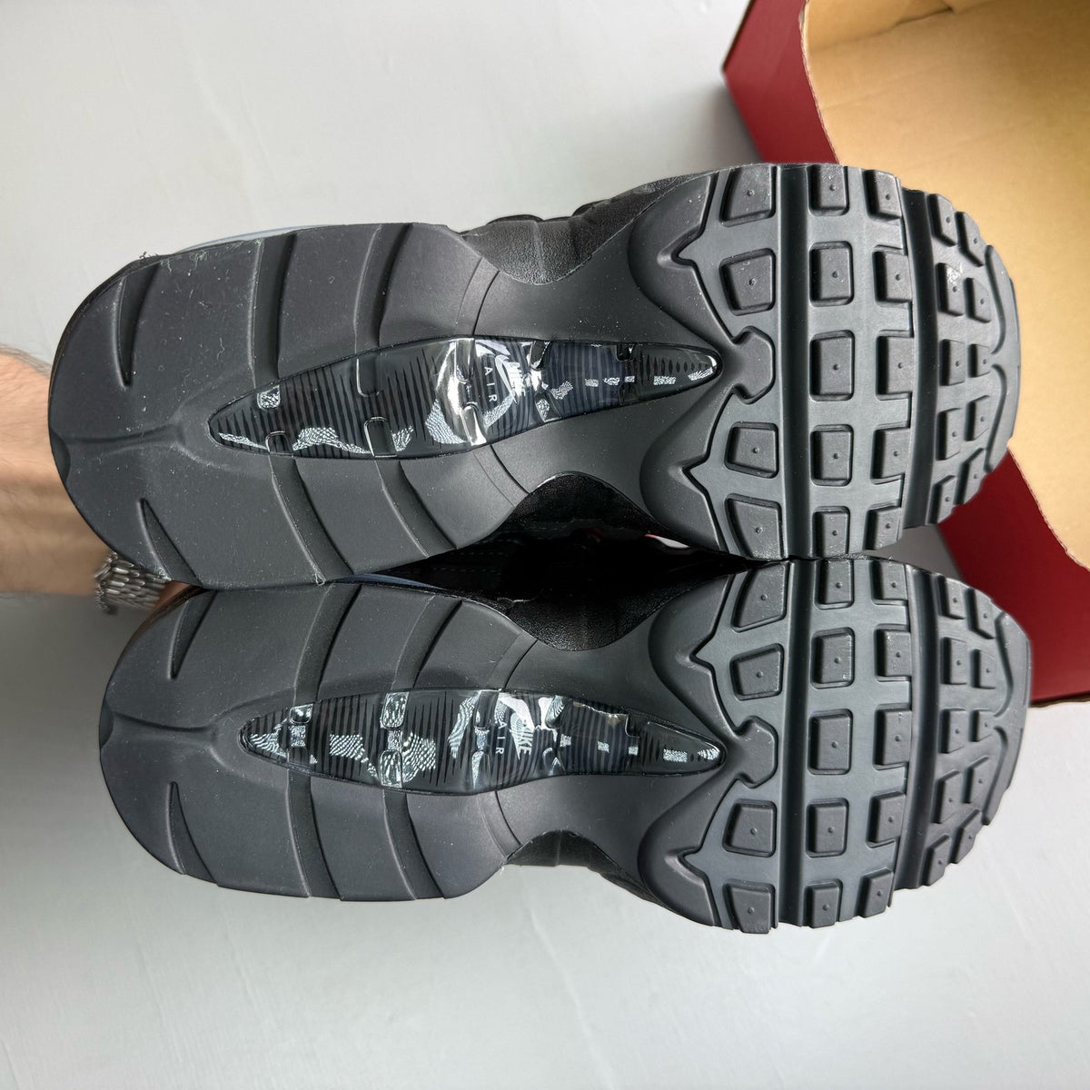 Nike Air Max 95 black trainers with cool grey accents and anthracite detailing.