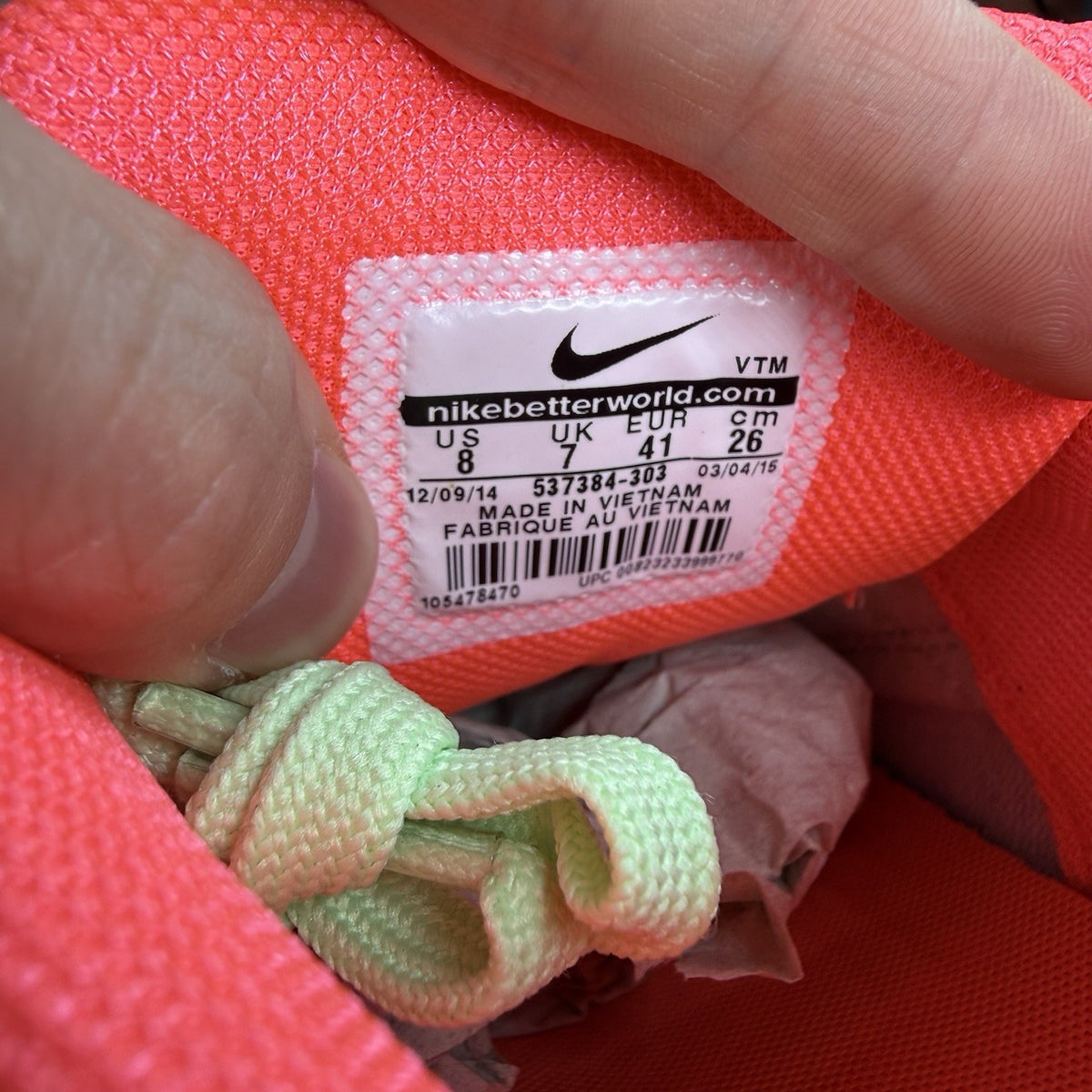 Nike Air Max 90 Essential green trainers with signature swoosh logo and mesh detailing.