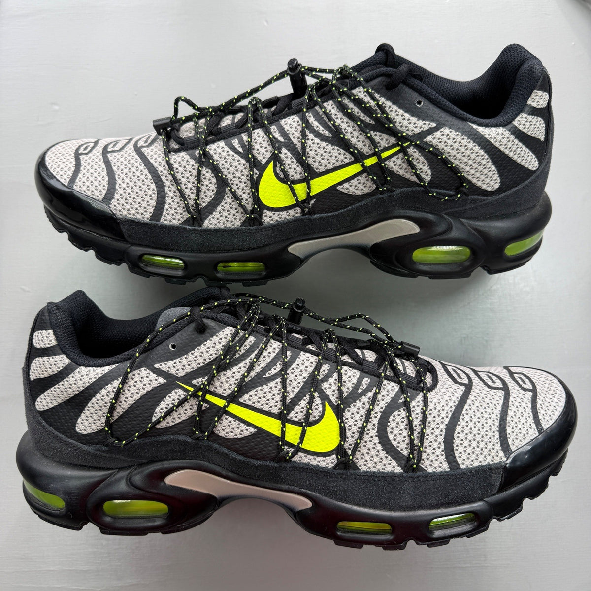 Nike deck shoes black grey with volt accents and signature logo details.
