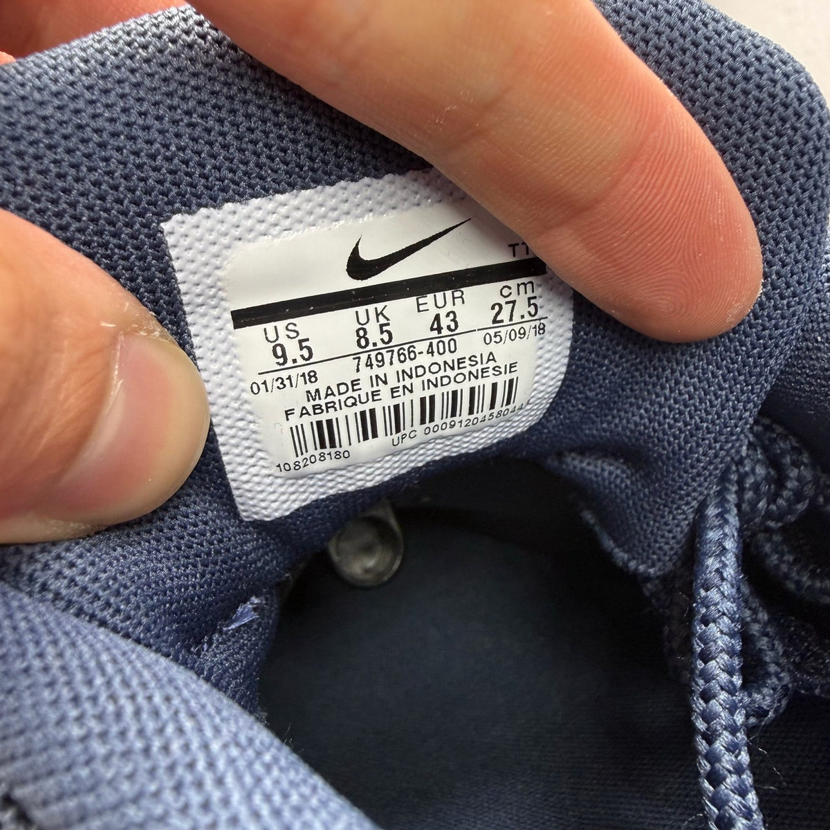 Nike Air Max 95 blue trainers with midnight navy accents and signature logo details.