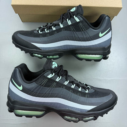 Nike Air Max 95 black trainers with mint foam accents and anthracite detailing.