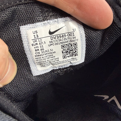 Nike black trainers with white and anthracite accents, featuring a sleek design and logo.