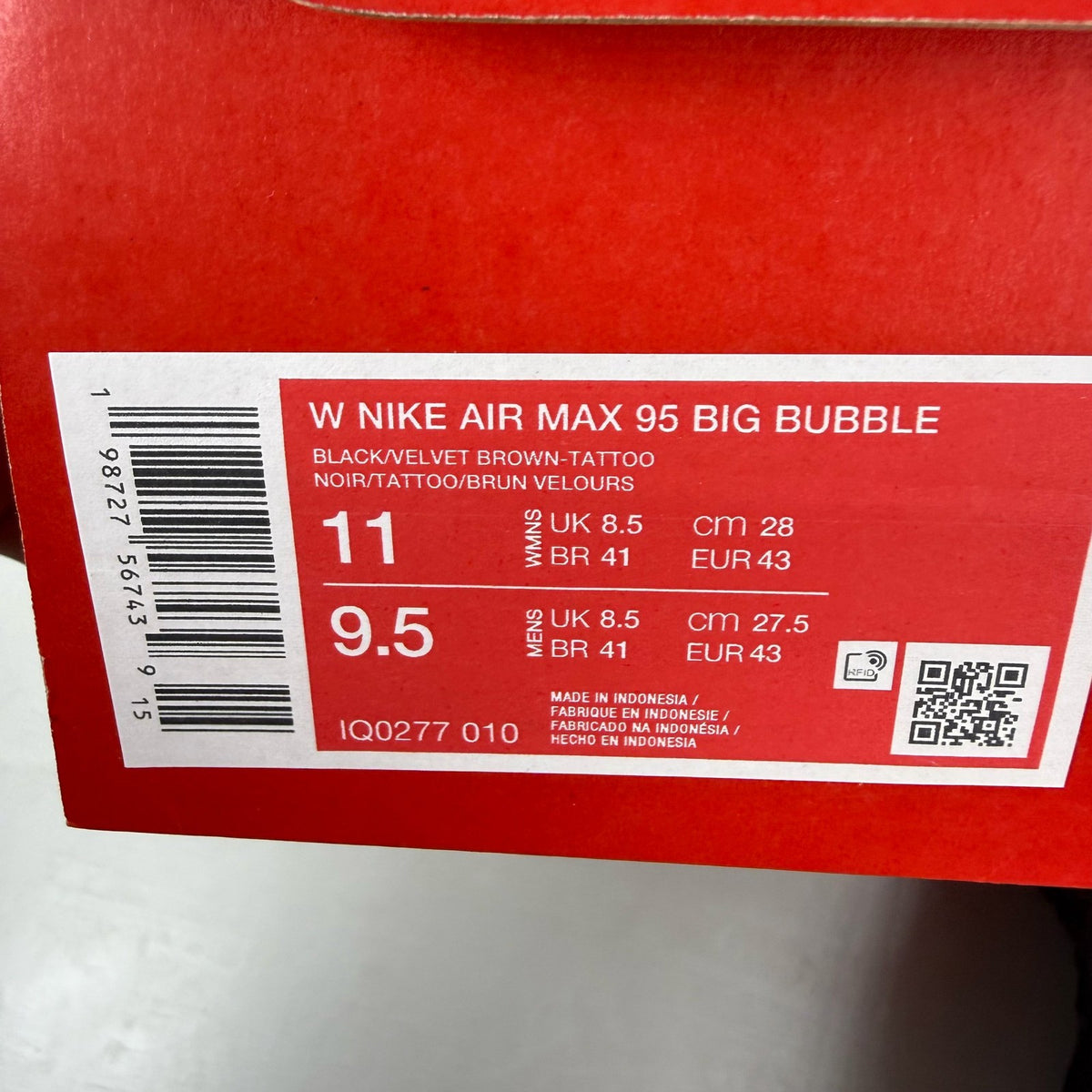 Nike Air Max 95 black trainers with light velvet brown accents and logo detail.