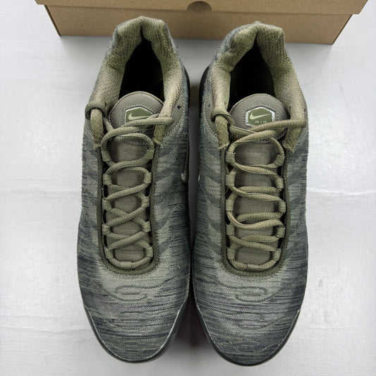 Nike trainers green jacquard design with distinctive Air Max Plus TN silhouette.