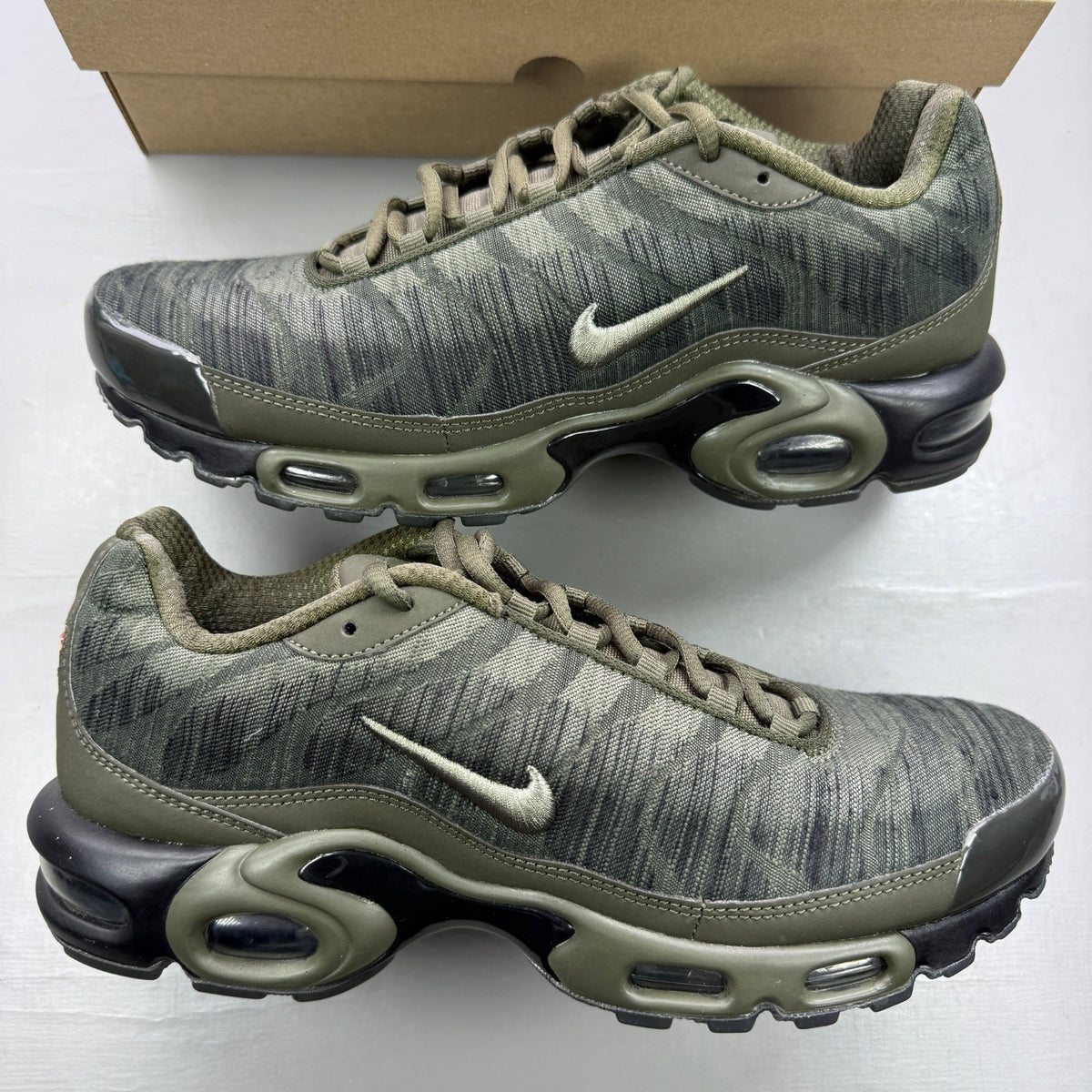 Nike trainers green jacquard design with distinctive Air Max Plus TN silhouette.