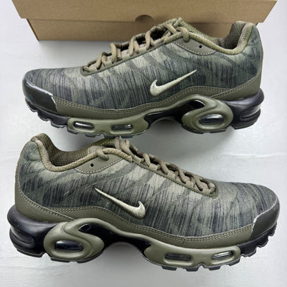 Nike trainers green jacquard design with distinctive Air Max Plus TN silhouette.